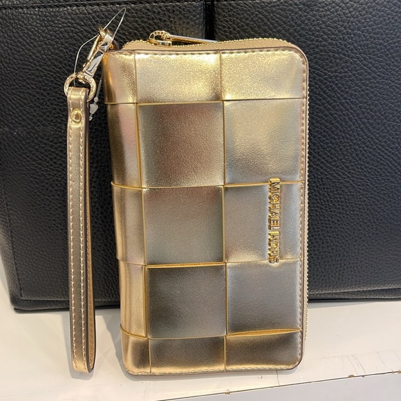 Michael Kors Large Metallic Smartphone Wristlet Wallet 
Pale Gold 
NWT - Picture 16 of 16